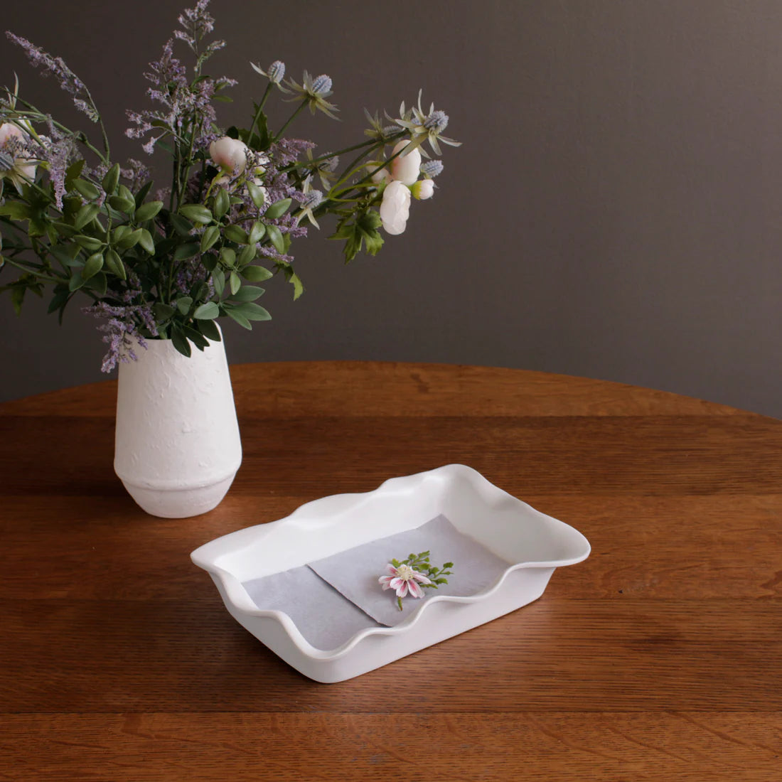 Nube Guest Towel Holder